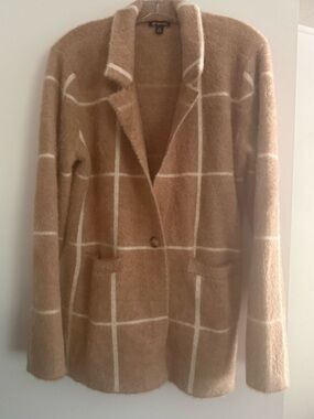 Versona Tan Plaid
Cozy Jacket | Soft
Knit Blazer | Neutral
Layering Piece